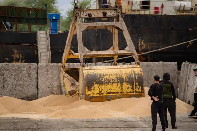 Архивное фото: погрузка зерна в украинском порту Измаил, 2023 год