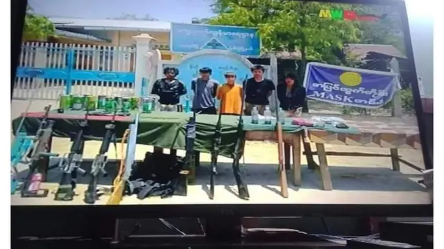 မြဝတီရုပ်သံက ထုတ်ပြန်ခဲ့တဲ့ပုံမှာ အဖမ်းခံရတဲ့လူအရေအတွက် မတူသလို နောက်ခံနေရာနဲ့ လက်နက်တွေလည်း မတူတာကိုတွေ့ရ