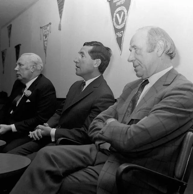 فرانک اوفارل در کنار مت بازبی