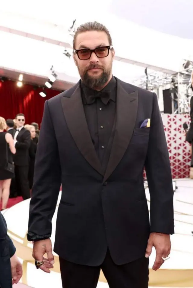 《水行俠》男星傑森·莫瑪（Jason Momoa）在胸前口袋放上代表烏克蘭國旗顏色的藍黃色口袋巾