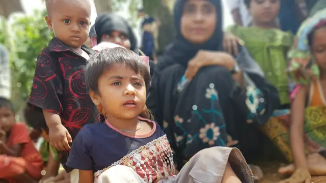 3 yaşındaki Ümmü Habibe... Annesi şiddetin travmasından uzak tutmak için makyaj yapıp onu eğlendirmeye çalışıyor. Mülteci kampındakilerin çoğu kadın ve çocuk.