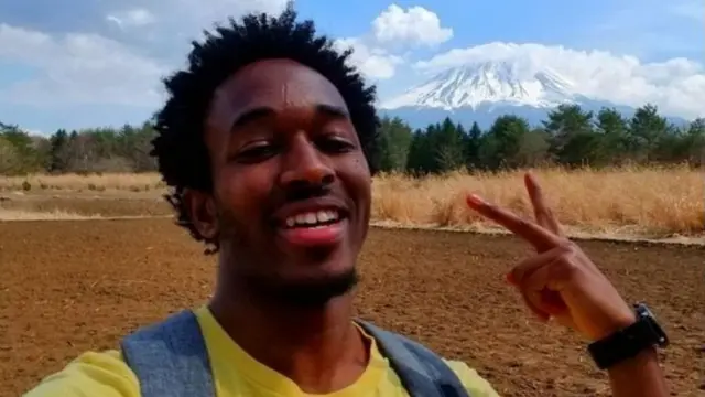 Bila kuzungumza lugha yao, Stephen Estelle alihamia Japan na sasa anafanya kazi katika Taasisi ya Sayansi na Teknolojia, Okinawa