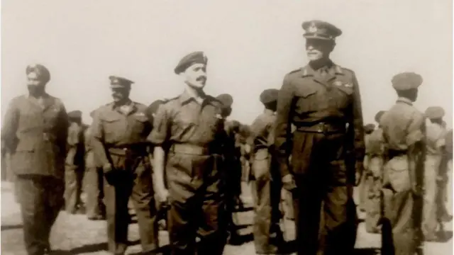 भारतीय सेना के जवानों के साथ फ़ील्ड मार्शल करियप्पा