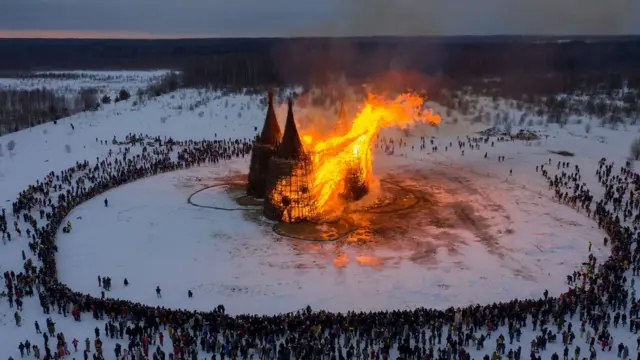 Сожжение "замка корона-людоеда"