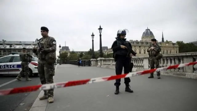 Polisi menutup daerah pusat kota Paris.