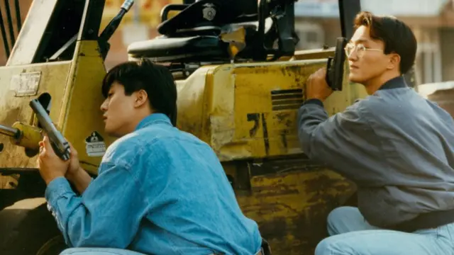 한인 청년들이 총을 들고 한인타운을 방어하고 있다