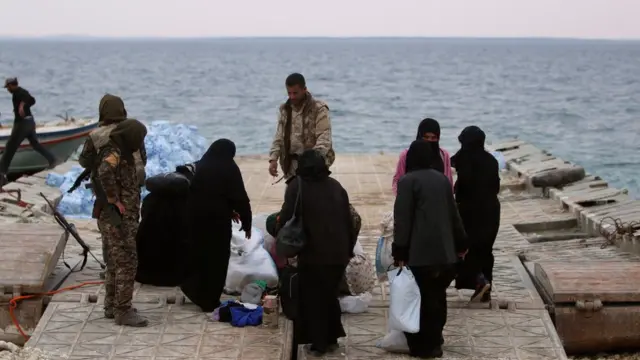 أفراد من قوات سوريا الديمقراطية يساعدون الفارين من بلدات حول الرقة