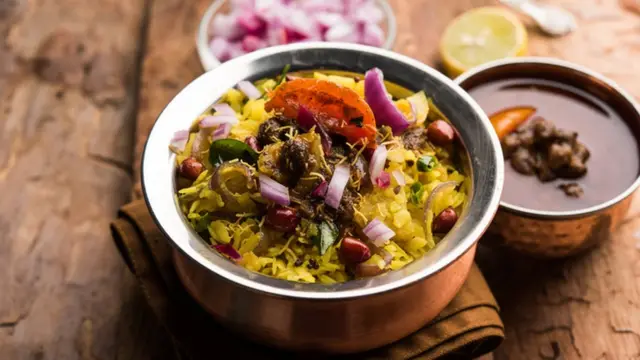 विदर्भात खाल्ले जाणारे तर्री पोहे