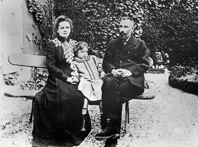 Marie Curie com a filha e o marido, Pierre Curie,jogo mais dificil do mundo1904