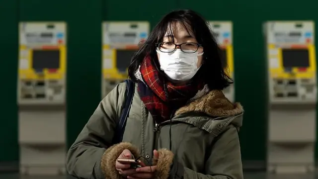 கொரோனா வைரஸ்: "தணிக்கை செய்யப்படும் குறுஞ்செய்திகள், களவாடப்படும் டாய்லெட் பேப்பர்கள்"