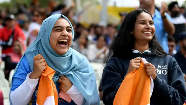 కామన్వెల్త్ గేమ్స్ సందర్భంగా భారత పాకిస్తాన్‌లకు చెందిన క్రికెట్ అభిమానులు (ఫైల్ ఫొటో)