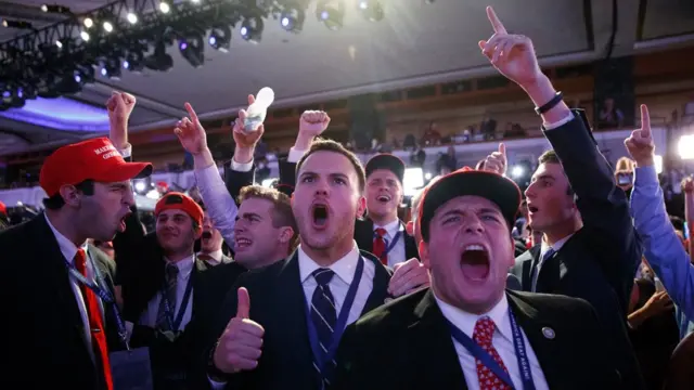 Seguidores de Trump festejando su victoria electoral.