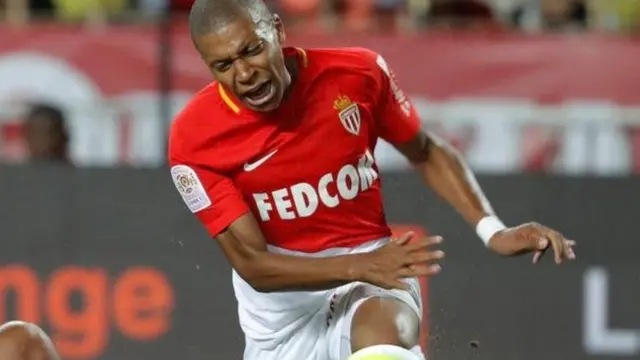 Paris Saint-Germain wanaendelea na majadiliano ya kumsajili mshambuliaji wa Monaco Kylian Mbappe kwa pauni milioni 166 kabla ya dirisha la usajili kufungwa