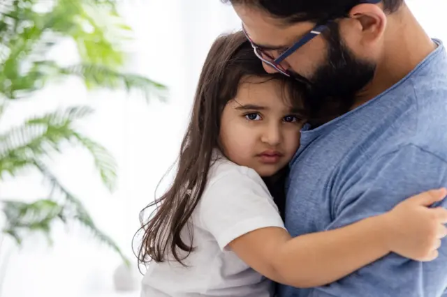 घाबरलेली लहान मुलगी 