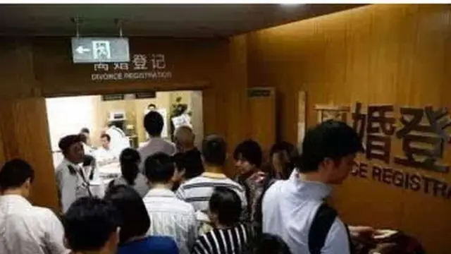 Fotos de personas haciendo colas para tramitar el divorcio.