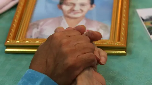 South Korean Choi Dong-Guy, 84 (R) holds hand with his North Korean relative Park Chun-Hwa, 58 (L)