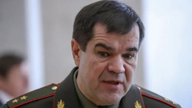 Valery Vakulchik, um homem de meia idade, pele branca e cabelos pretos, em seu uniforme militar