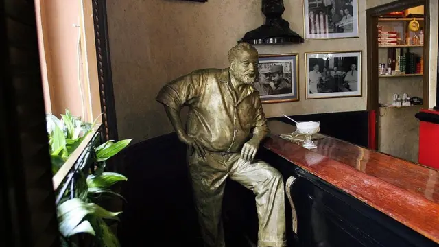Estatua de Hemingway en bar de El Floridita