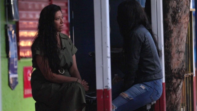 Лора (справа) знает, что нелегальные таблетки для аборта влекут за собой серьезные риски для здоровья