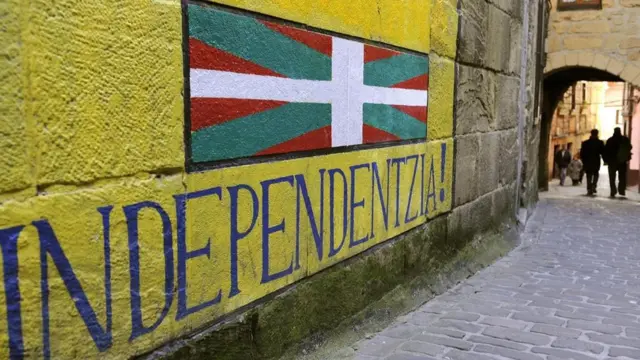Un mural que dice "Independencia" en vasco