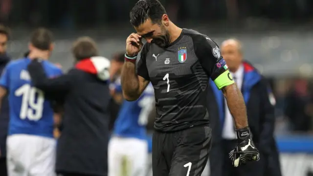 Buffon en pleurs après l'élimination de l'Italie par la Suède.