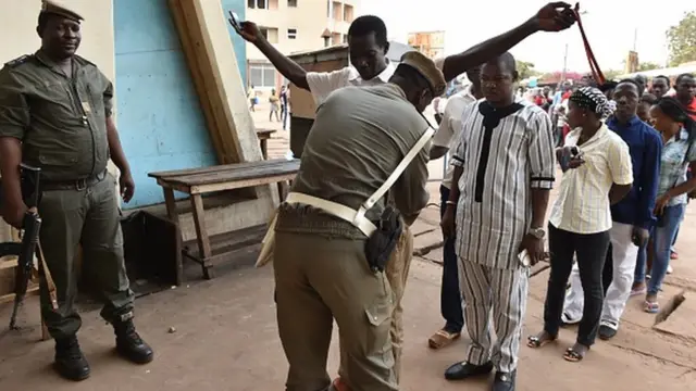 Des spectateurs se font fouiller à l'entrée du stade municipal de Ouagadougou