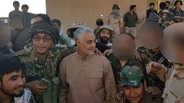 قاسم سلیمانی در جمع نیروهای لشکر فاطمیون که متشکل از نیروهای افغان است