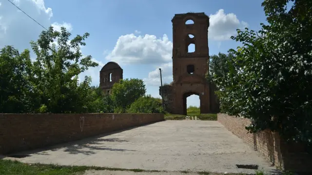 Руїни квадратної вежі над в'їзною брамою