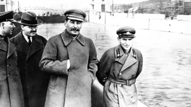 સ્ટાલિન વોલ્ગા નદીના કિનારે