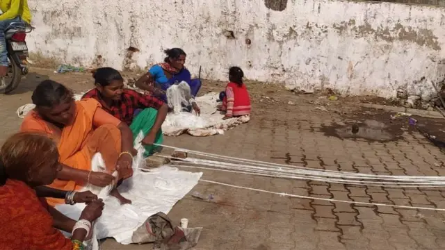 કામમાં વ્યસ્ત રાજભોઈ સ્ત્રીઓ