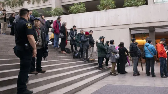 第二日保释聆讯场外，希望进入法庭旁听的记者及公众排起长龙。