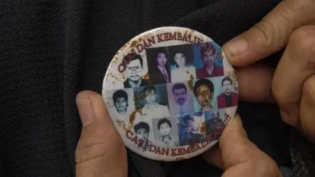 Peserta Napak Tilas Reformasi 1998 mengenakan pin bergambar korban-korban peristiwa Reformasi 1998 dalam acara yang digelar di Taman Makam Purwoloyo, Solo, Jawa Tengah, pada 27 November 2019 lalu.