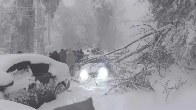 భారీ హిమపాతం