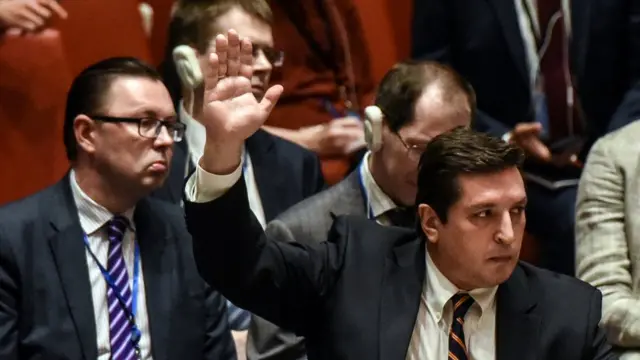 Заместитель постоянного представителя России при ООН Владимир Сафронков голосует на совбезе ООН против резолюции, осуждающей Сирию за химическую атаку 4 апреля