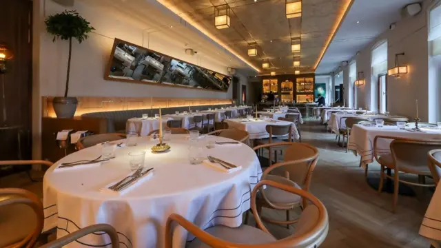 Залы московских ресторанов после введения новых мер сразу опустели