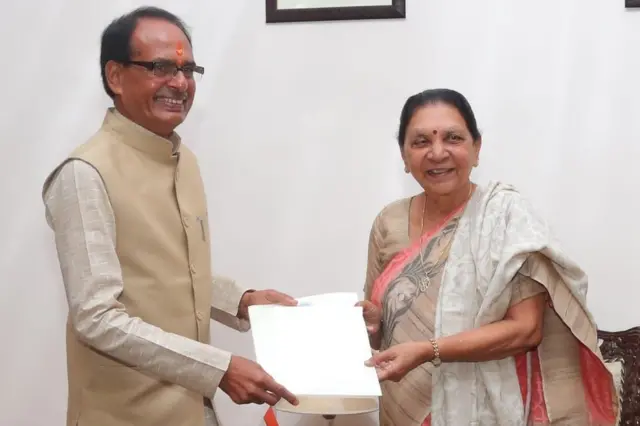 મધ્ય પ્રદેશનાં રાજપાલ આનંદીબહેનને મળીને રાજીનામું આપતા શિવરાજ સિંહ