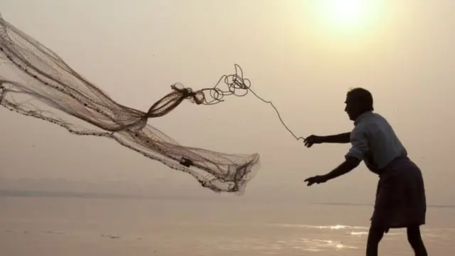 வலை போடும் மீனவர்