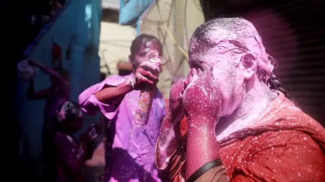 होली में महिलाओं से बदतमीजी