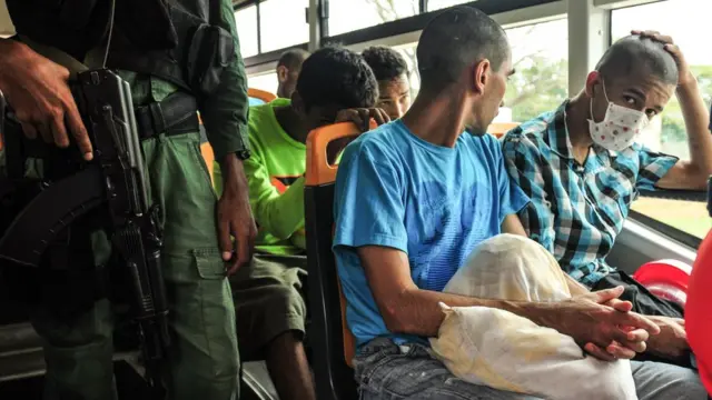 Dos presos con un guardia