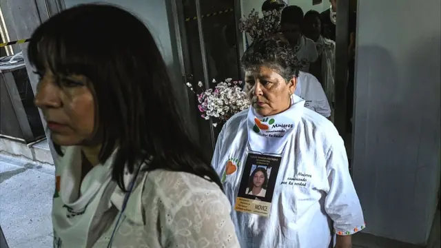 Víctimas del conflicto armado en Colombia ingresan a una audiencia de la Jurisdicción Especial de Paz.