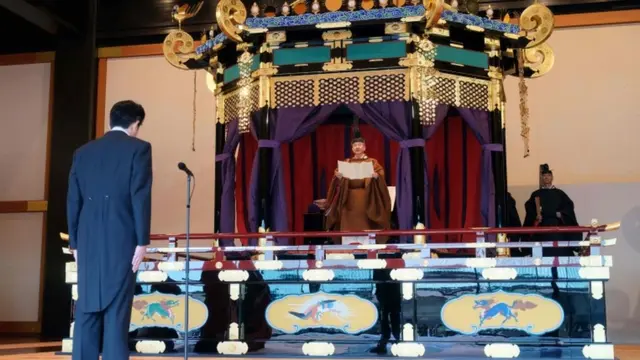 El primer ministro Shinzo Abe escucha el discurso del emperador Naruhito.