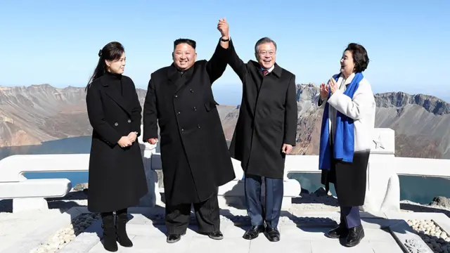 Le dirigeant nord-coréen Kim Jong Un (2e à gauche) et son épouse Ri Sol Ju (à gauche) posent avec le président sud-coréen Moon Jae-in (2e à droite) et son épouse Kim Jung-sook (à droite) au sommet du mont Paektu, le 20 septembre 2018 au mont Paektu, en Corée du Nord