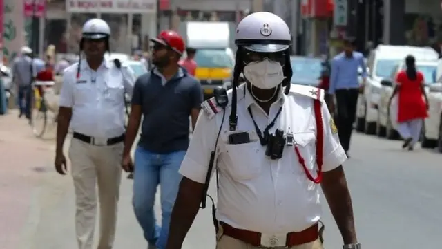 પોલીસ