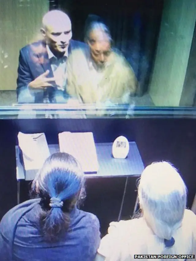 कुलभूषण जाधव त्यांच्या आई आणि पत्नीशी भेटताना