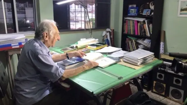 Carlos Augusto Manço estudando