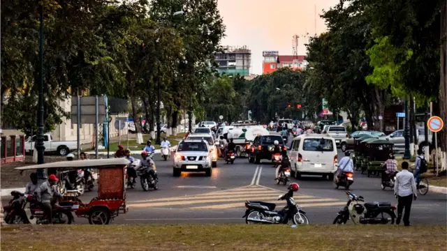 Большинство иностранных специалистов селятся в Пномпене (на фото) или в Сием-Реапе