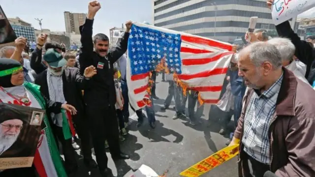 Raia wa Iran wakichoma bendera ya Marekani