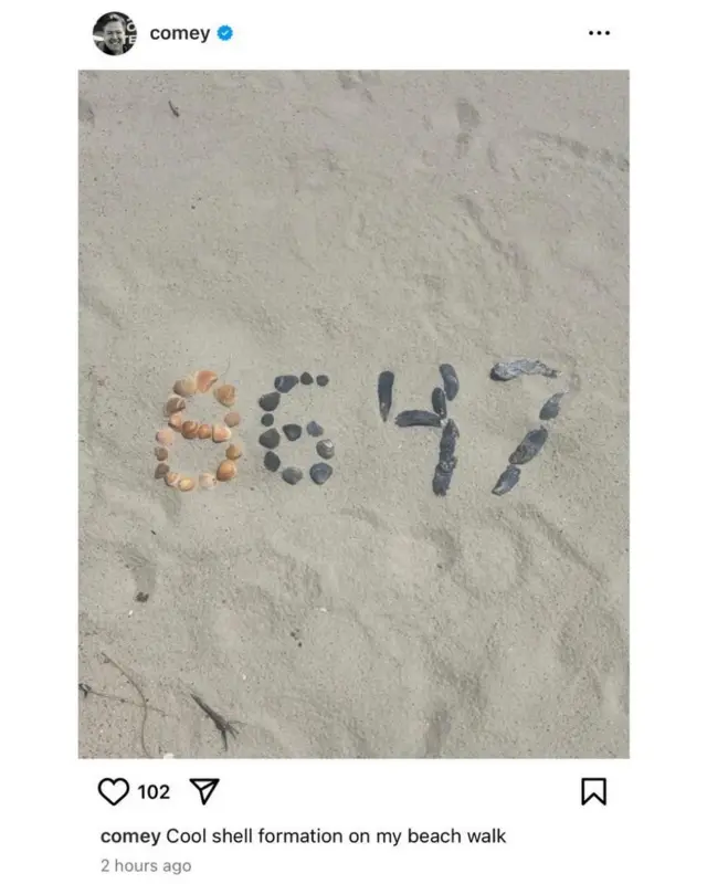 Скриншот поста в инстраграме, на фото ракушки на пляже образуют числа 86 и 47, внизу подпись от аккаунта comey — Cool shell formation on my beach walk. У поста — 102 лайка.