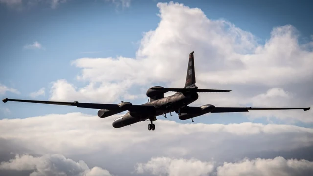 El aterrizaje de un U-2 requiere de una maniobra compleja.