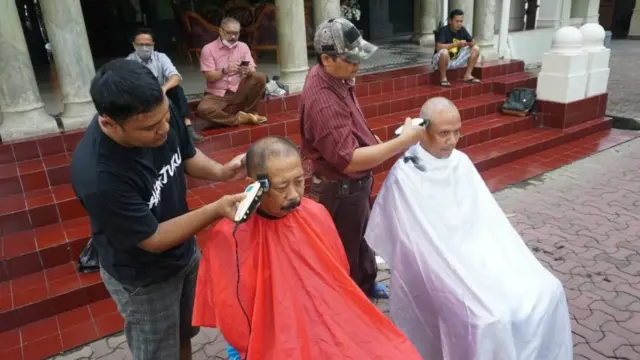 Mencukur gundul rambut, bagi masyarakat Jawa, merupakan salah satu upaya untuk menolak bala